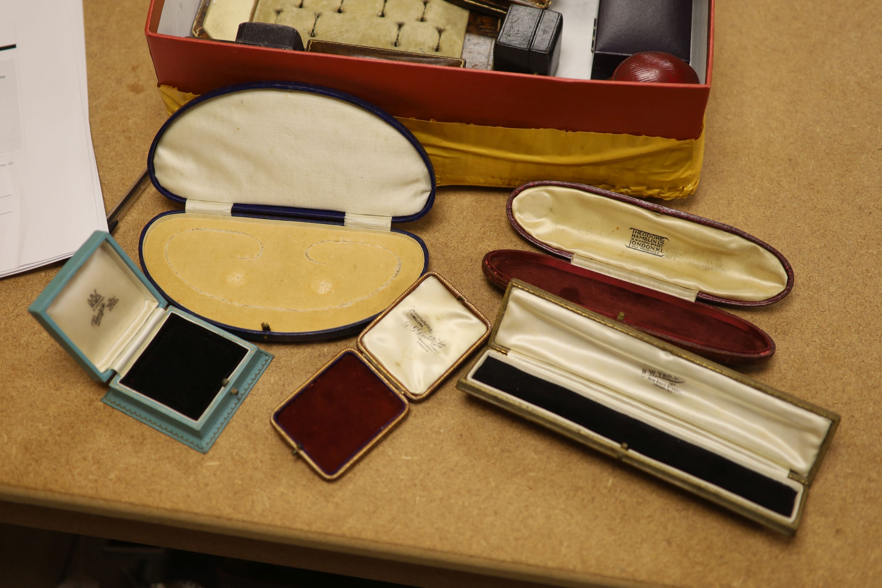 A mixed quantity of assorted jewellery boxes.